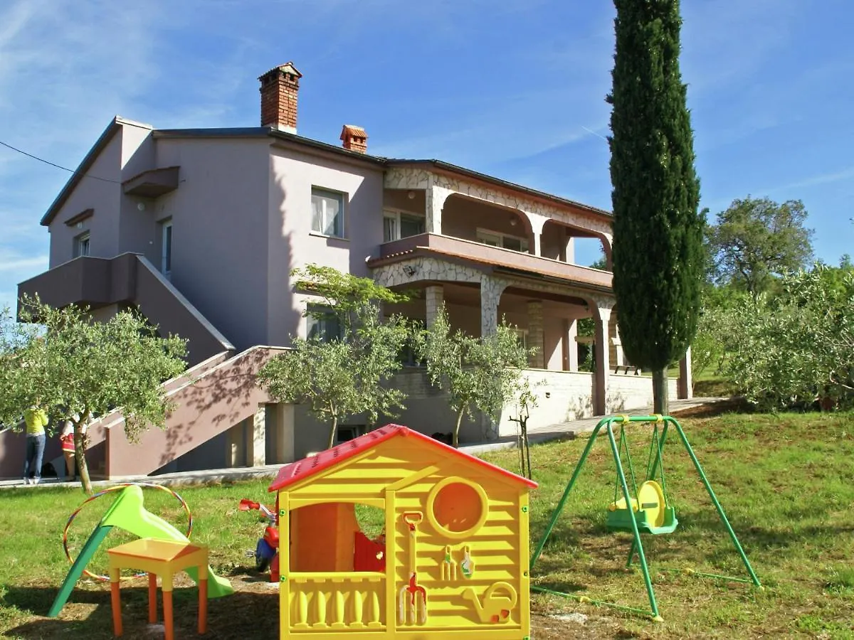 Spacious Apartment In Rakalj With Garden